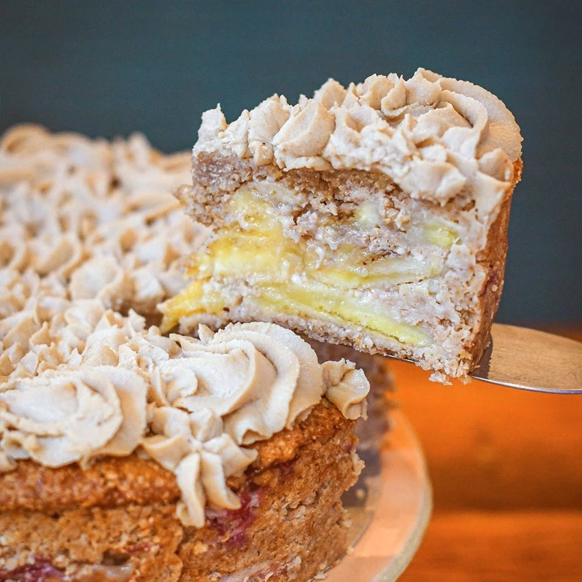 Torta de banana com doce de leite