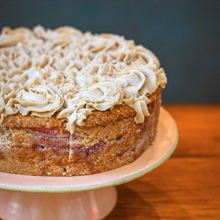Torta de banana com doce de leite